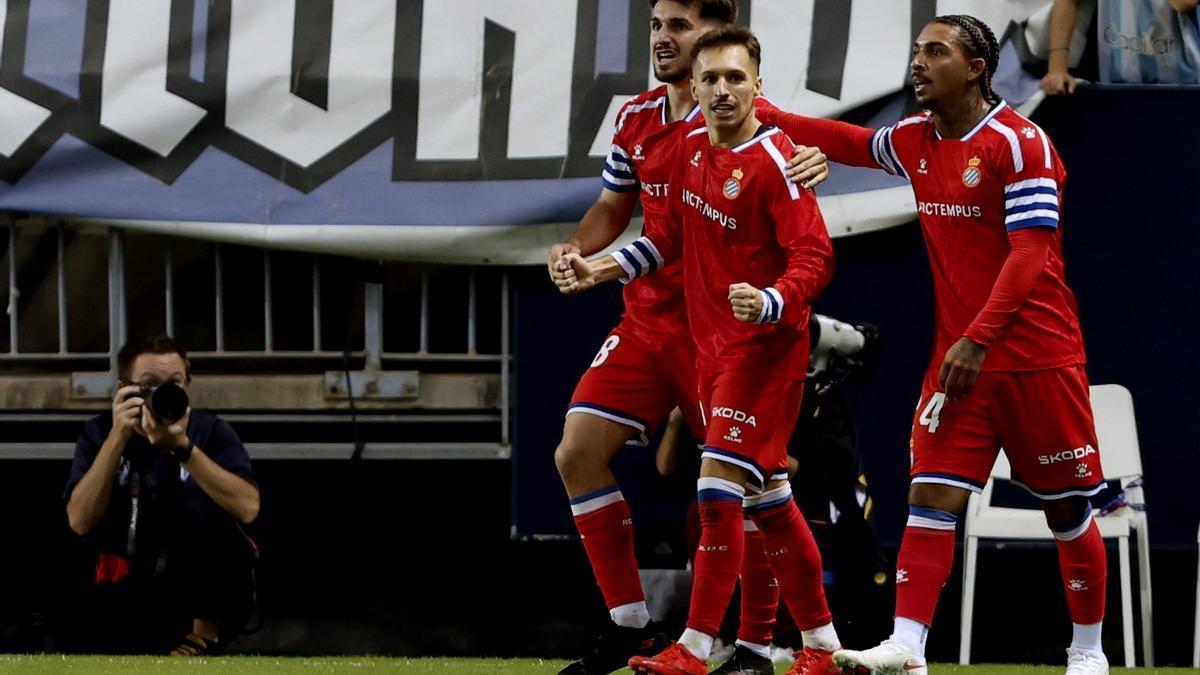 Bryan Zaragoza festeja su gol con el Espanyol ante el Málaga, el club de su ciudad.