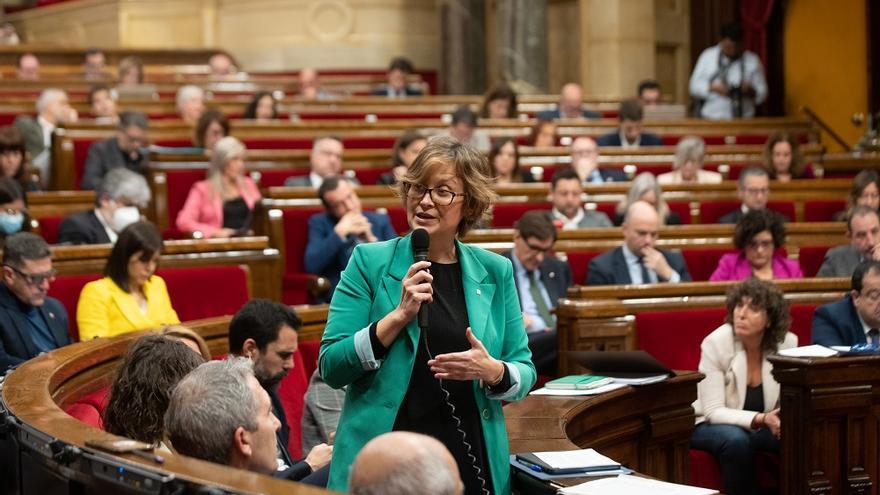 La consellera de Acción Exterior y Unión Europea de la Generalitat, Meritxell Serret, interviene durante una sesión plenaria en el Parlament.