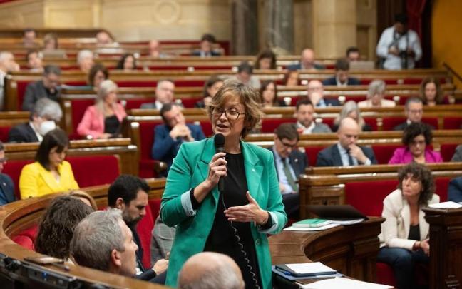 La consellera de Acción Exterior y Unión Europea de la Generalitat, Meritxell Serret, interviene durante una sesión plenaria en el Parlament. La consellera de Acción Exterior y Unión Europea de la Generalitat, Meritxell Serret, interviene durante una sesión plenaria en el Parlament.