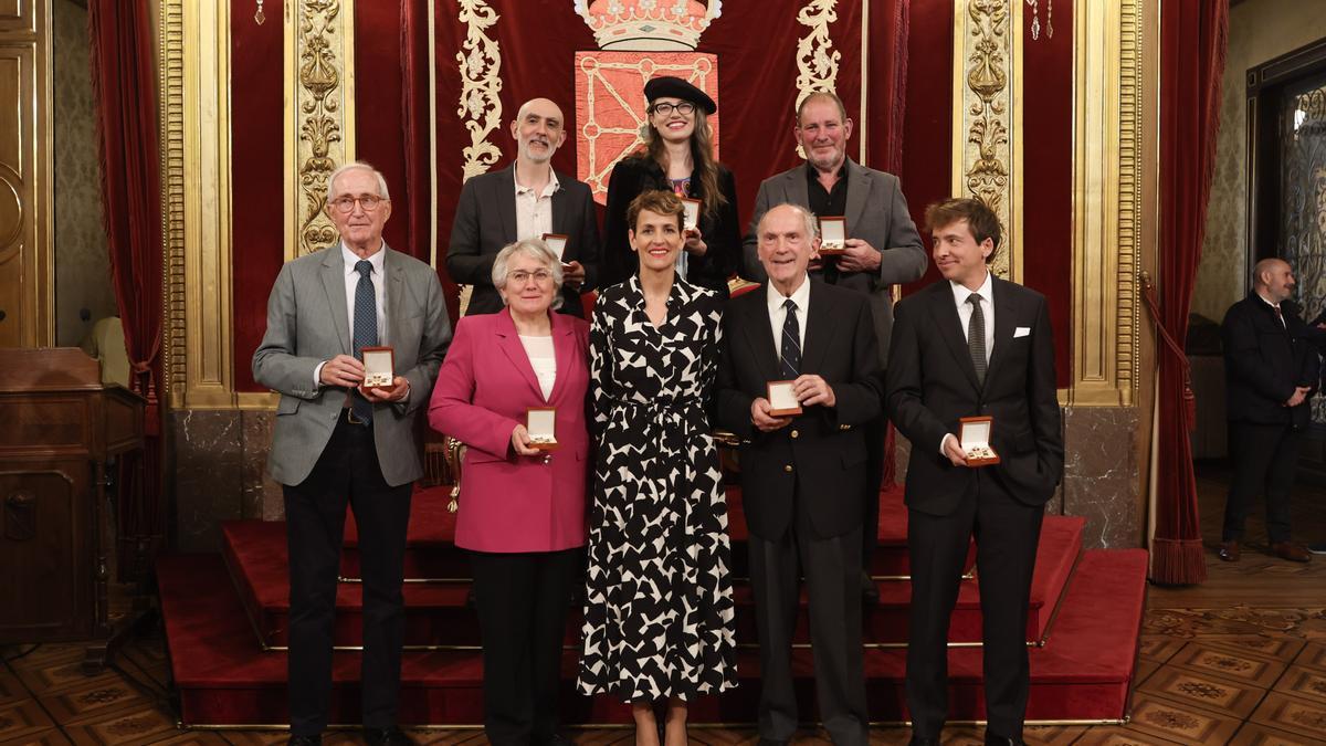 Chivite, con las y los premiados con la Cruz de Carlos III.