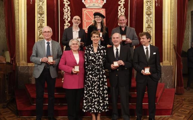 Chivite, con las y los premiados con la Cruz de Carlos III. Chivite, con las y los premiados con la Cruz de Carlos III.