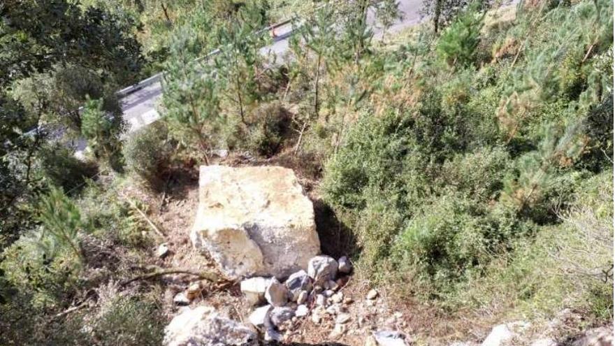 Imagen de uno de los bloques de piedra desprendido que se mantiene suelto a varios metros de la carretera