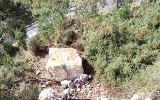 Imagen de uno de los bloques de piedra desprendido que se mantiene suelto a varios metros de la carretera