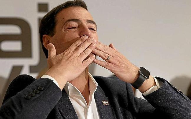 Imanol Pradales, feliz tras ganar las elecciones del 21 de abril