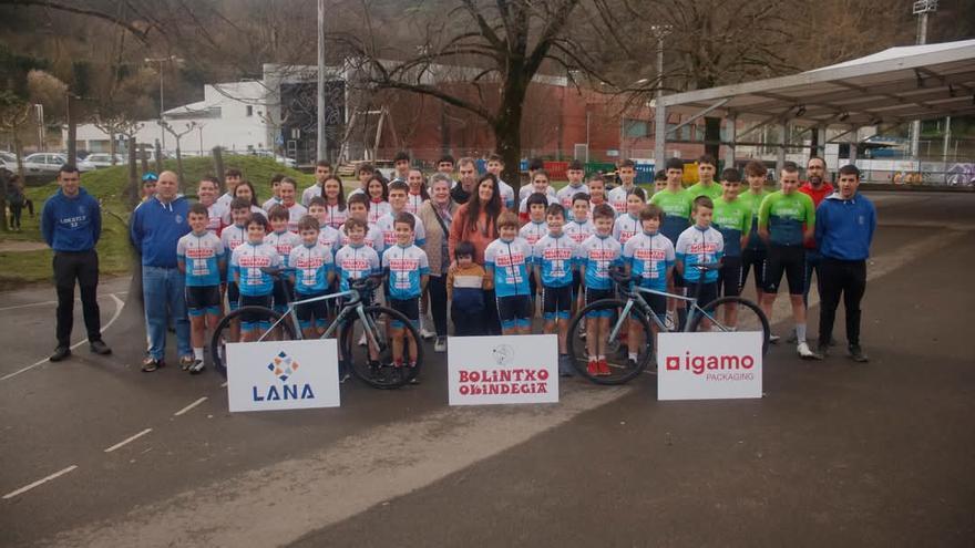 Acto de presentación de los equipos ciclistas de la campaña de 2025.