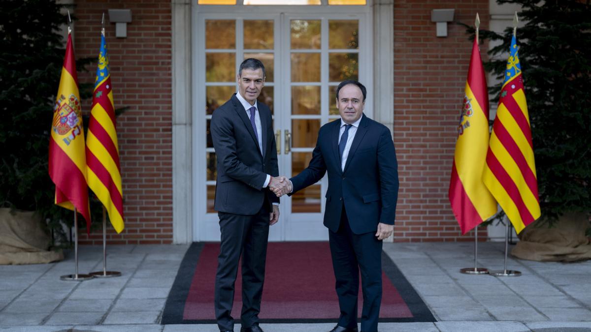 El presidente del Gobierno, Pedro Sánchez, y el presidente de la Generalitat valenciana, Juanfran Pérez Llorca, durante una reunión, en el Palacio de La Moncloa.