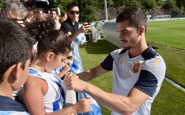André Silva firmando autógrafos a los aficionados txuri urdin. / PEDRO MARTÍNEZ