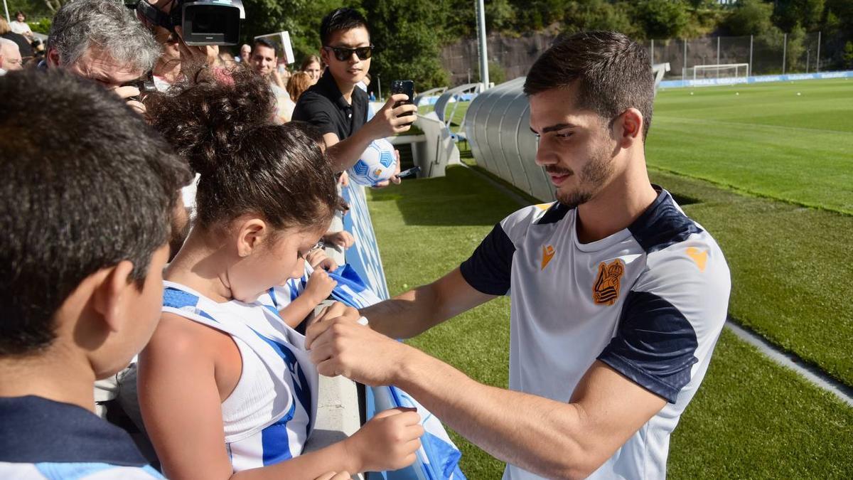 André Silva firmando autógrafos a los aficionados txuri urdin. / PEDRO MARTÍNEZ