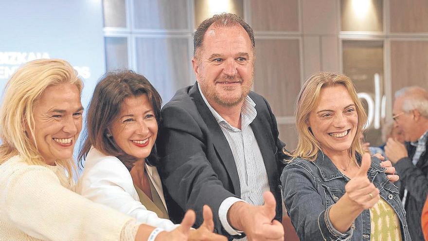 Dirigentes del PP vasco, con Iturgaiz a la cabeza, se felicitan por sus resultados electorales.