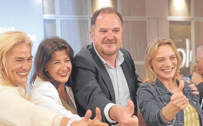 Dirigentes del PP vasco, con Iturgaiz a la cabeza, se felicitan por sus resultados electorales.