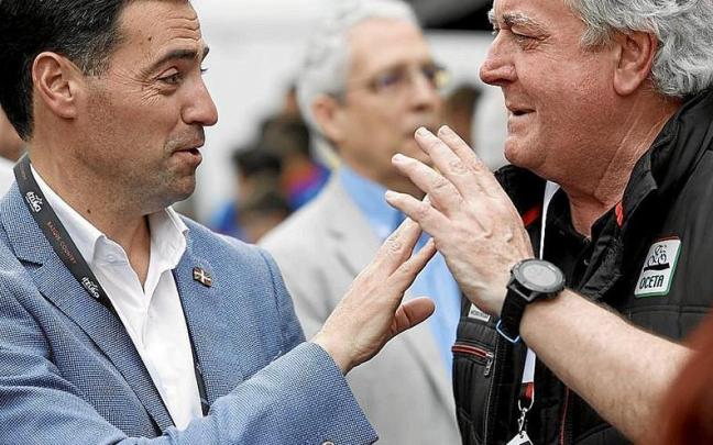 Imanol Pradales, candidato del PNV, ayer con Julián Eraso, director de la Itzulia. | FOTO: EFE