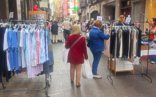 La campaña de Txankakua se suma a otras iniciativas de apoyo al comercio local como la Stock Kale Azoka.
