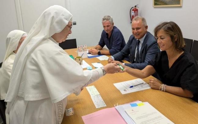 Nagore Alkorta, recogiendo las llaves de manos de representantes de la congregación tras la materializacion de la compra.