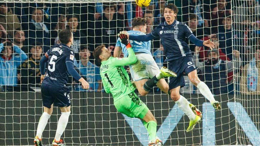 Le Normand se dispone a despejar un balón rechazado por Remiro ante el Celta. / N.G.