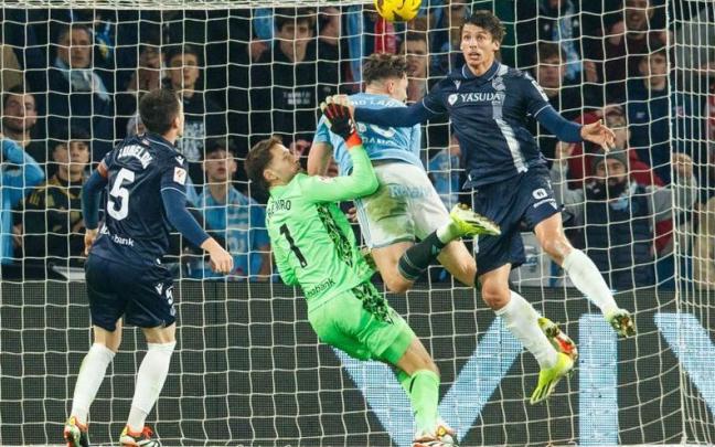 Le Normand se dispone a despejar un balón rechazado por Remiro ante el Celta. / N.G.