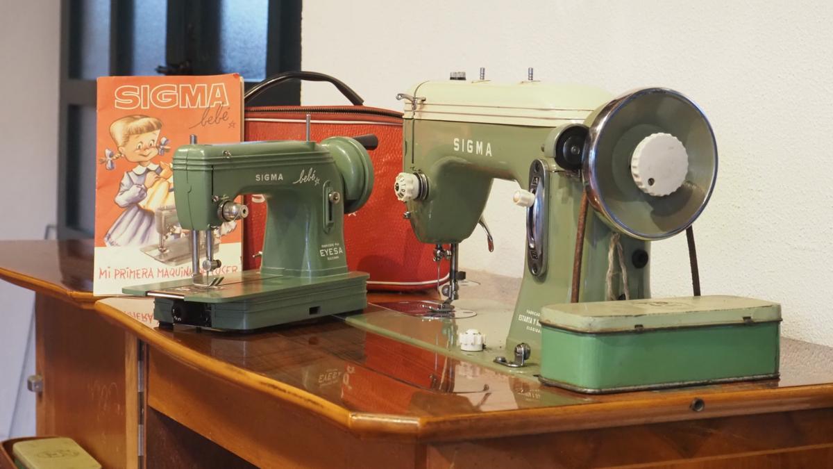 La máquina de coser Sigma 'Bebé', mucho más que un juguete, con el que se aprendía a coser, junto a la máquina que le sirvió de referencia