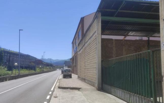A la derecha, la parcela de Bengolea. / Asier Zaldua A la derecha, la parcela de Bengolea.