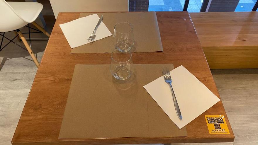 Código QR de Opinando en una mesa de un restaurante de Vitoria.