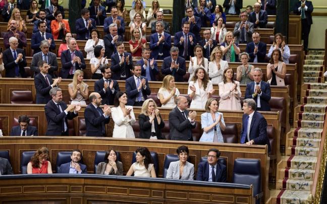 Después de abroncar a Pedro Sánchez, la bancada del PP en el Congreso aplaude a su líder, Alberto Núñez Feijóo
