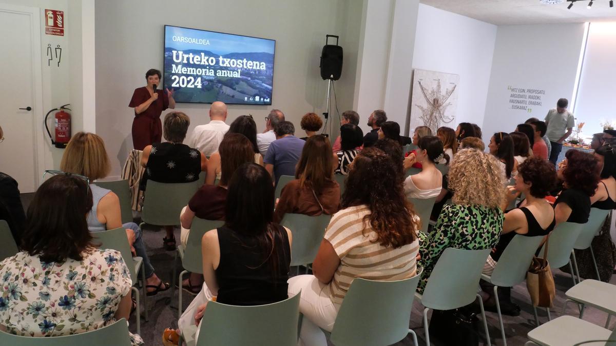 Aizpea Otaegi, presidenta de Oarsoaldea, presentando el informe