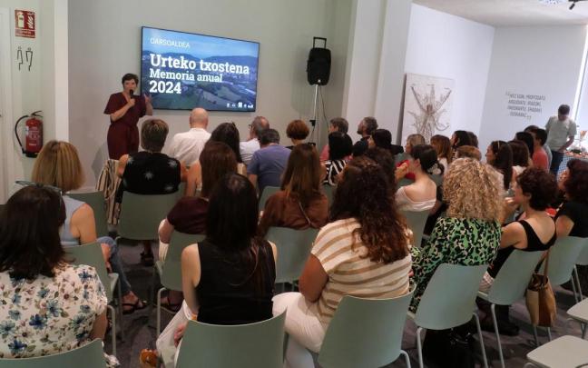 Aizpea Otaegi, presidenta de Oarsoaldea, presentando el informe