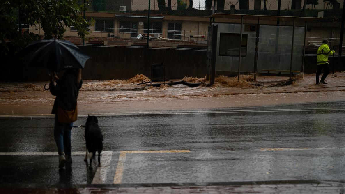 Una calle inundada en el barrio de Nou Barris, Barcelona.