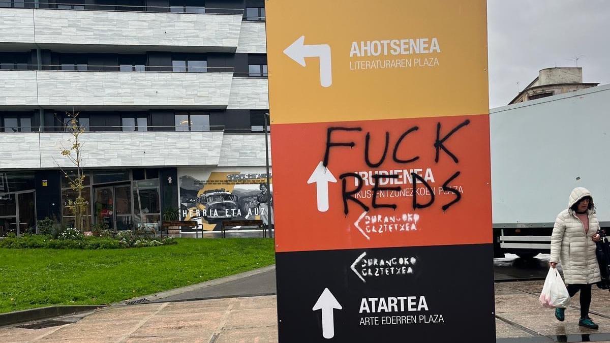 Las pintadas se han realizado en diversos puntos de la zona