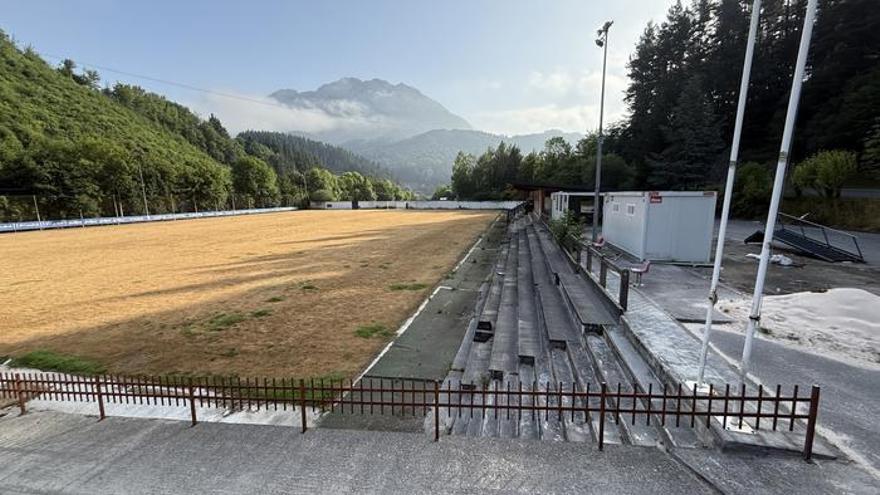 Estado que ofrece el campo de Atxabalpe después de que, tras la salida del Eibar, haya dejado de regarse.