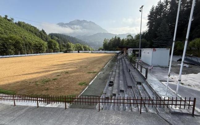 Estado que ofrece el campo de Atxabalpe después de que, tras la salida del Eibar, haya dejado de regarse.