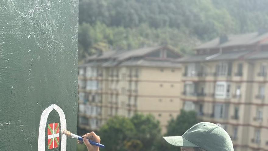 Trabajo en altura durante la creación del mural en Markina-Xemein.