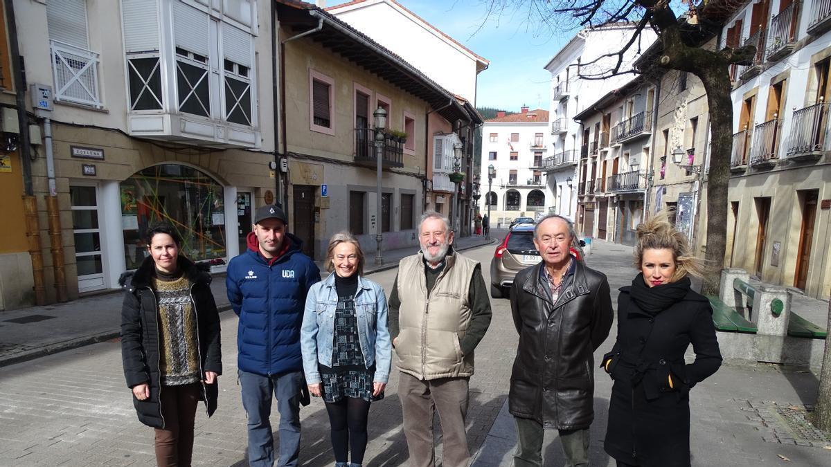 Representantes municipales, de Basotxo y Aretxarte.