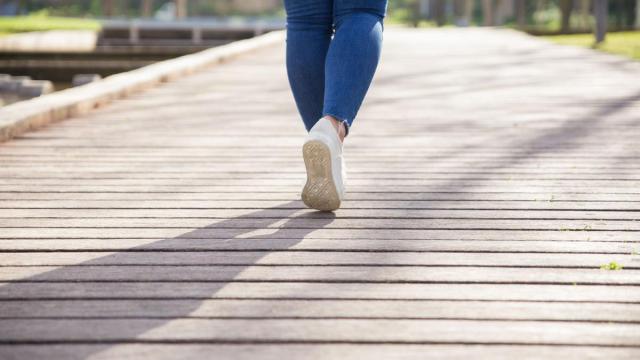 Quienes sufren el llamado síndrome del escaparate, tienen que pararse cada pocos metros para aliviar el dolor. / G. Costa Quienes sufren el llamado síndrome del escaparate, tienen que pararse cada pocos metros para aliviar el dolor.