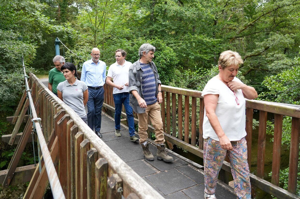 ESTA Personas visitando el parque natural del Gorbeia.