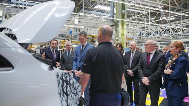 Pedro Sánchez, en las instalaciones de Mercedes en Gasteiz.