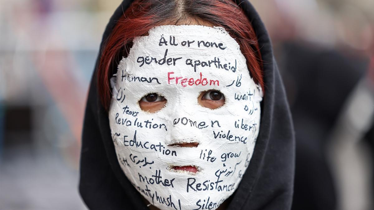 Mujer afgana protestando contra la represión de los talibanes