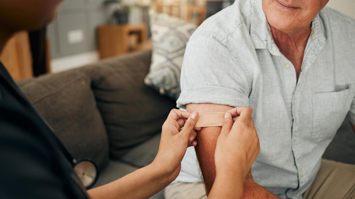 Hombre al que le ponen una tirita en el brazo después de realizarle una analítica.