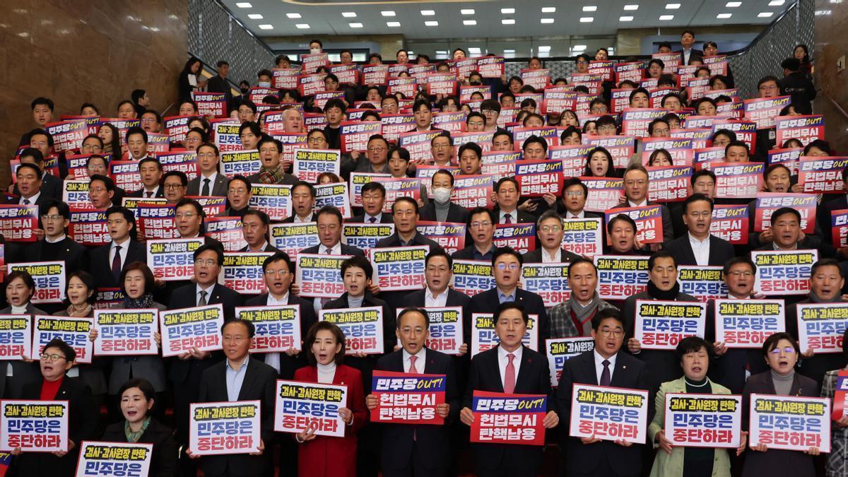 Miembros de la Asamblea Nacional surcoreana muestran su rechazo a la ley marcial decretada y después retirada por el presidente.