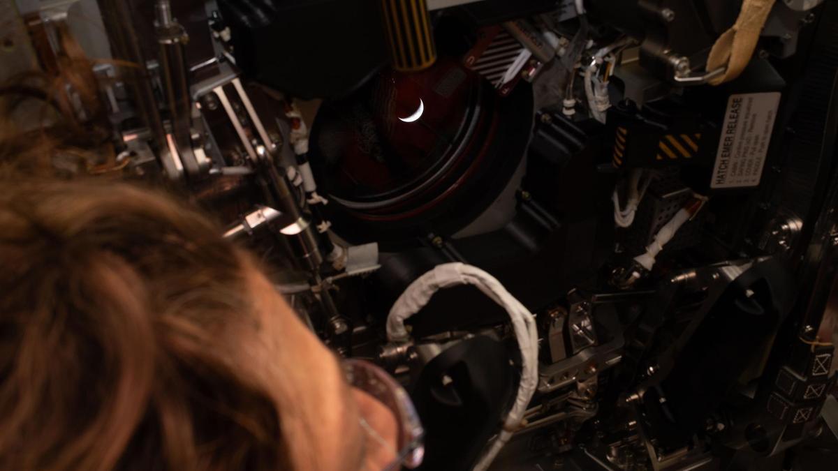 Los astronautas de la misión Artemis II llegan a la cara oculta de la Luna.