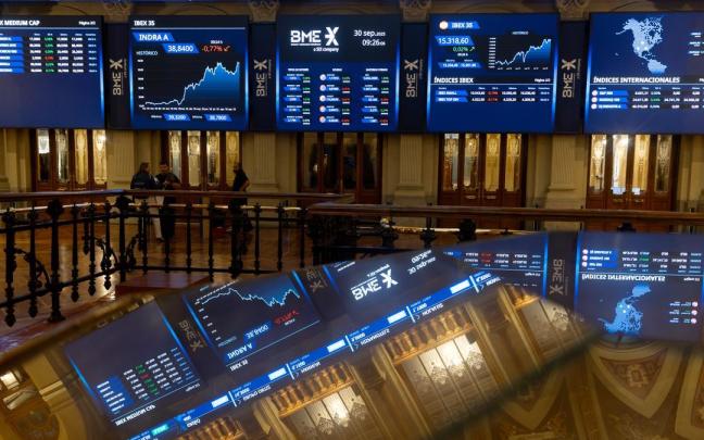 Imagen de archivo de los paneles digitales en el Palacio de la Bolsa de Madrid.