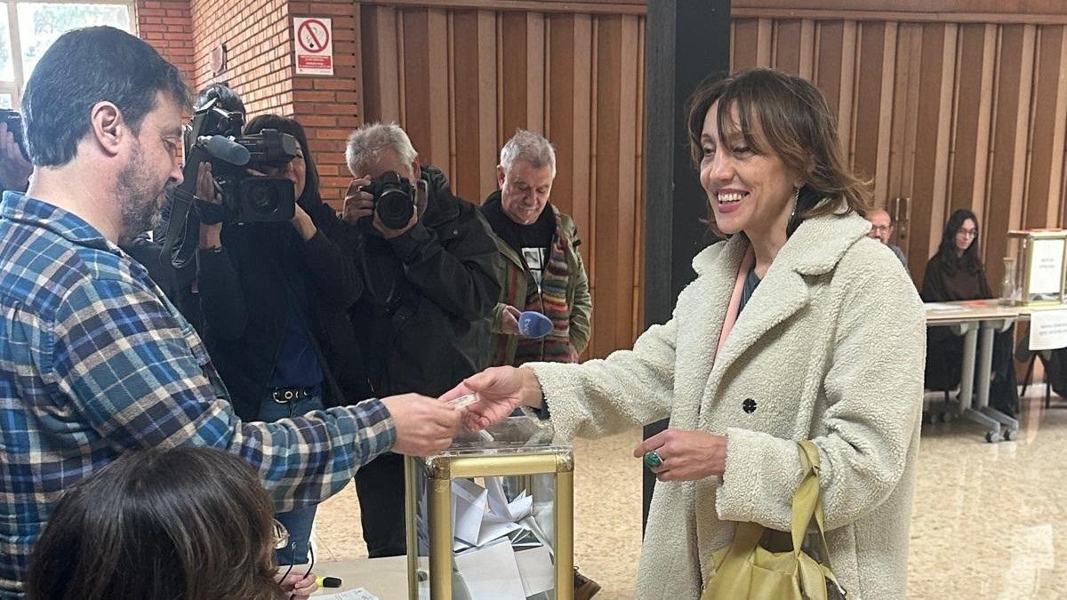 La candidata a la renovación como rectora de la UPV/EHU, Eva Ferreira, deposita su voto.