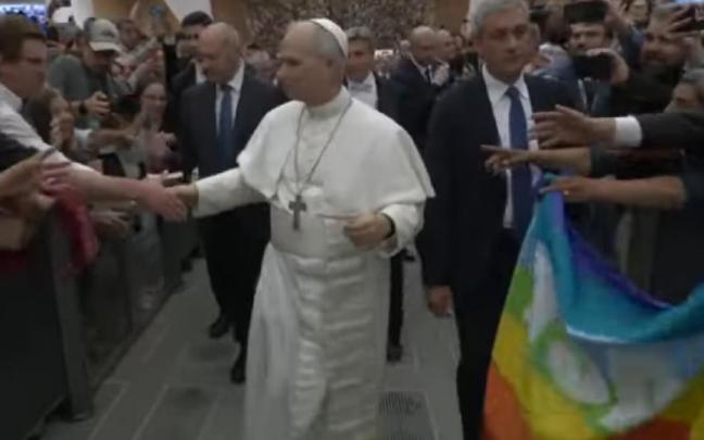 El papa León XIV, con la bandera a su espalda. / YouTube (Vatican News) El papa León XIV, con la bandera a su espalda.