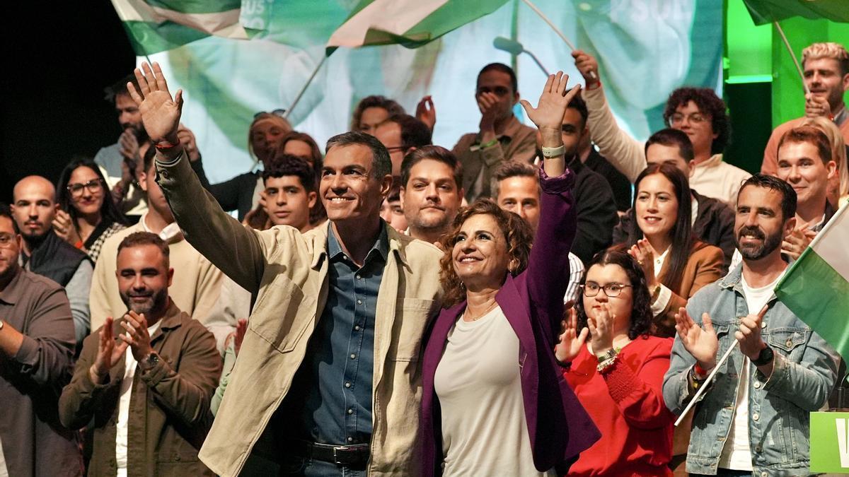 Pedro Sánchez y María Jesús Montero, durante el mitin que han protagonizado en Cádiz.