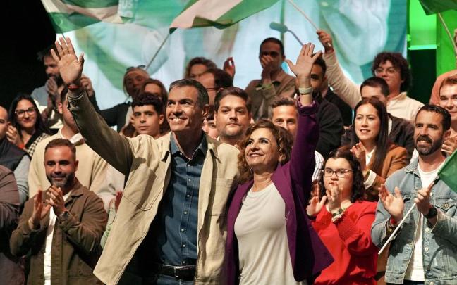 Pedro Sánchez y María Jesús Montero, durante el mitin que han protagonizado en Cádiz.