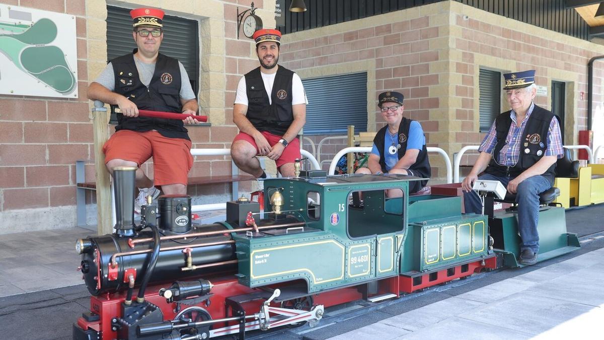 De izquierda a derecha: Gabriel Ezpeleta, Ricardo Gómez, Miguel Garrote y Joaquín Montané en el parque del tren de Trinitarios.