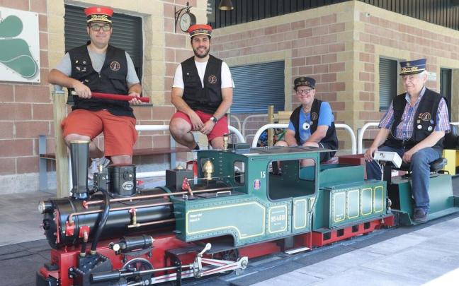 De izquierda a derecha: Gabriel Ezpeleta, Ricardo Gómez, Miguel Garrote y Joaquín Montané en el parque del tren de Trinitarios. De izquierda a derecha: Gabriel Ezpeleta, Ricardo Gómez, Miguel Garrote y Joaquín Montané en el parque del tren de Trinitarios.