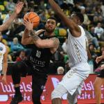 Francis Alonso penetra a canasta en el encuentro ante el UCAM Murcia.