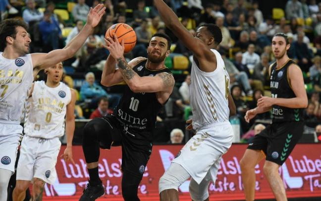 Francis Alonso penetra a canasta en el encuentro ante el UCAM Murcia. Francis Alonso penetra a canasta en el encuentro ante el UCAM Murcia.