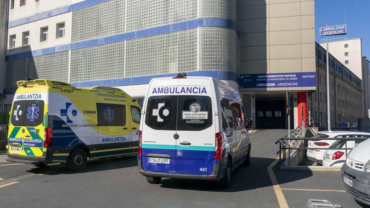 Dos ambulancias se disponen a acceder al servicio de Urgencias del HUA-Santiago.