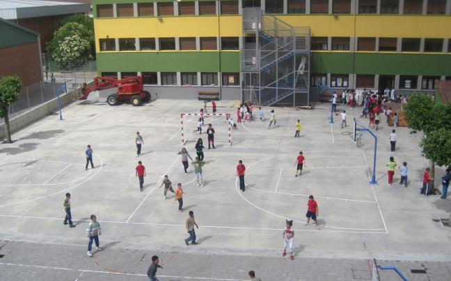 Arabako ikastetxe bateko patio baten irudia.