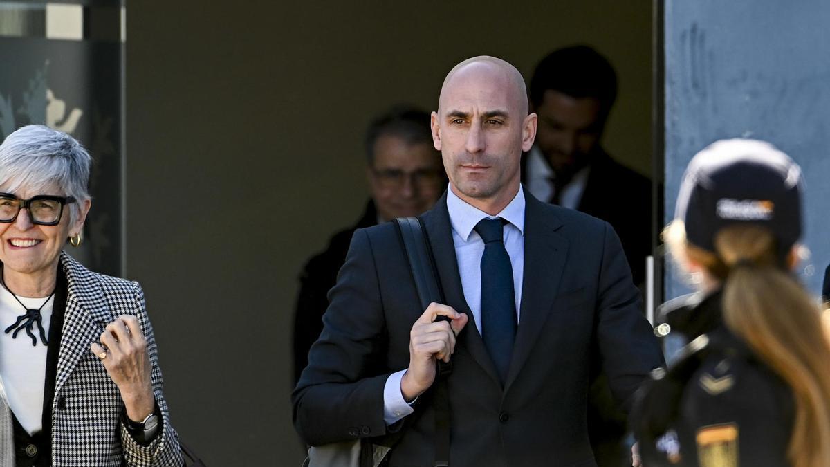 El expresidente de la RFEF Luis Rubiales, a su salida de la Audiencia Nacional en la tercera jornada del juicio en su contra.